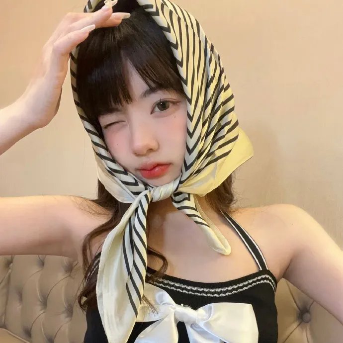 给小酒馆女子喝高杯酒